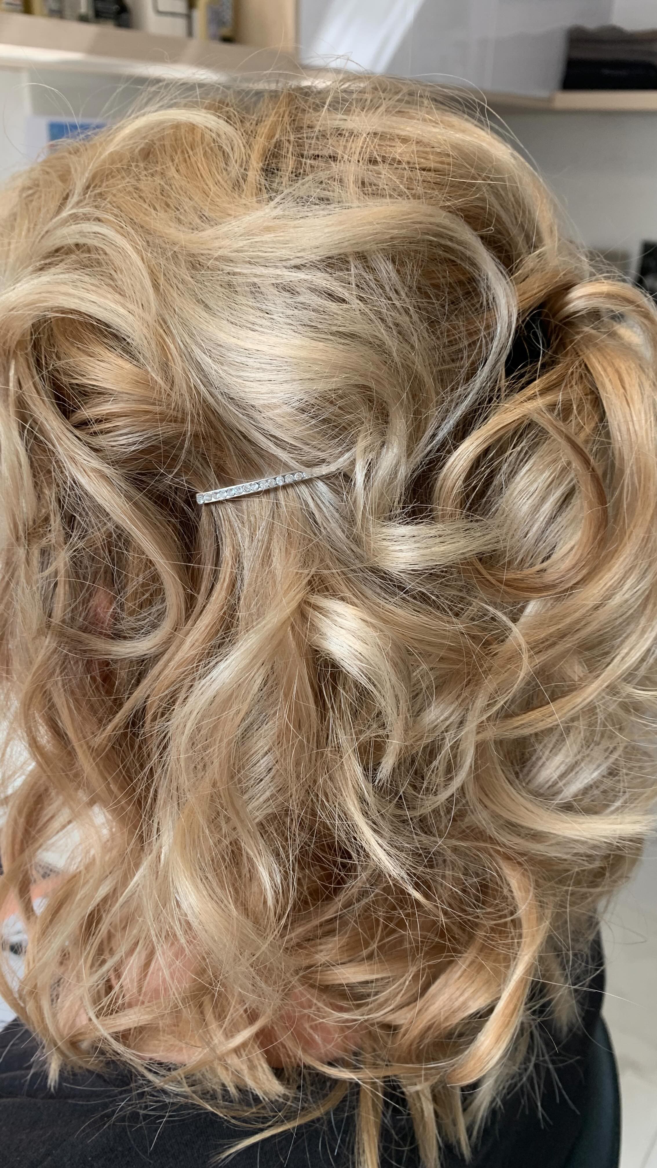 Spoločenský účes — blond kučery, kaderníctvo Senec